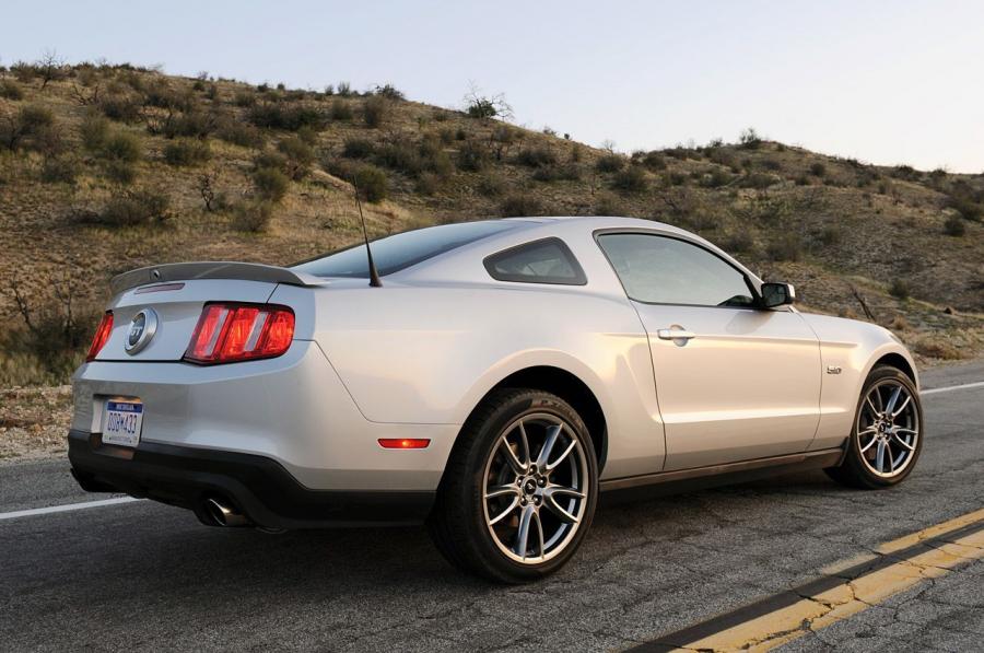  Ford Mustang GT 2011 года  (фото 36 из 90)